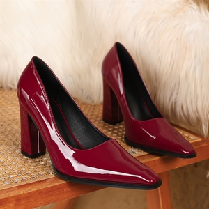 Vente en gros d'usine : Escarpins élégants pour femmes en <span class=keywords><strong>cuir</strong></span> verni à bout pointu et <span class=keywords><strong>talon</strong></span> carré, à décolleté peu profond, pour occasions formelles - Product Image 5