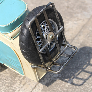 Modèle de scooter vintage en fer, 43 cm de long, décoration d'intérieur, style shabby chic, présentation sur table - Product Image 3