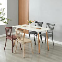 Chaises empilables en plastique PP de style nordique moderne en gros, directement de l'usine pour les mariages, les restaurants, les cafés, l'extérieur