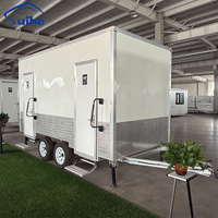 Remorque WC portable moderne et personnalisable de 4 m en panneaux sandwich pour extérieur, écologique, avec raccordement à l'eau.