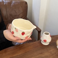 Bol à matcha en céramique fait main avec illustration délicate de fraises, idéal pour les amateurs de thé et la décoration
