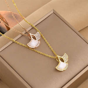 <span class=keywords><strong>Collier</strong></span> ras de cou en coquille de nacre et feuille de ginkgo |   Acier inoxydable personnalisé avec zircon |   Chaîne de clavicule élégante pour femmes - Product Image 1