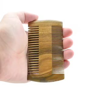 Venta al por mayor Directivo de fábrica Peine de barba de sándalo con funda protectora Logotipo personalizado de piel sintética disponible Calidad de lujo - Product Image 5