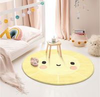 Jolis enfants à fourrure à motif animal aiment bébé jouer tapis rond tapis