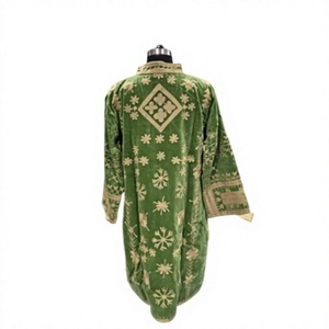 เสื้อโค้ทยาวลายดอกแมนดารินสีเขียวกำมะหยี่ ปักลายแบบกลับด้านได้ เป็นมิตรกับสิ่งแวดล้อม สไตล์ชาติพันธุ์ ตกแต่งด้วยด้ายสีทองอร่าม หรูหรา แบบดั้งเดิม - Product Image 4
