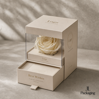 Boîte à fleurs transparente personnalisée avec logo imprimé pour la présentation de roses claires, idéale pour les cadeaux de mariage
