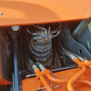Excavatrice sur chenilles d'occasion Hitachi ZX240H à vendre – Moteur, boîte de vitesses, godet de 1,2 m, poids opérationnel de 24 tonnes - Product Image 4