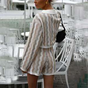 Conjunto de dos piezas de punto personalizado para mujer 2026: Camisa de manga larga a rayas y pantalones cortos, ropa casual de descanso transpirable para primavera/verano con cuello vuelto. - Product Image 4