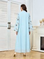 Abaya musulmane de luxe 2026 de Dubaï avec broderie florale multicolore - Robe longue à col en V et manches, tenue islamique élégante et ajustée