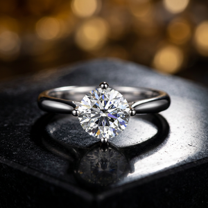 Anillo de Compromiso Clásico para Mujer en Plata 925 con Moissanita, Corte Brillante Redondo, Engaste de Garras - Product Image 6