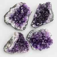 Groupe de cristaux d'améthyste naturelle violet foncé, géode, spécimen de quartz drusy étincelant pour la décoration intérieure, la méditation et les cadeaux en gros