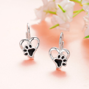 Boucles d'oreilles mignonnes en forme de cœur et de patte de chat pour femmes, design créatif et doux, bijoux de mode à porter au quotidien - Product Image 3
