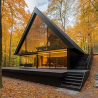 Maison préfabriquée triangulaire à deux étages avec balcon, double niveau et terrasses, idéale pour les hôtels-appartements