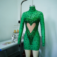 Robe mini moulante en maille transparente à col roulé et manches longues, ornée de strass et de sequins en forme de cœur émeraude verte, pour spectacle de drag, soirée ou costume de scène