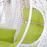 Balcon d'appartement, chaleureux et esthétique, chaise suspendue de style nid d'oiseau