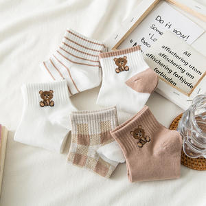 Chaussettes courtes en coton pour femmes, motif ours de dessin animé, tricotées, respirantes, écologiques, avec logo personnalisé, vente en gros - Product Image 3