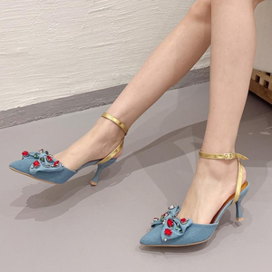 รองเท้าส้นเข็มหัวแหลมประดับโบว์ผ้าเดนิมแฟชั่นหรูหราประดับคริสตัลแบบใหม่ปี 2024 สำหรับผู้หญิง - Product Image 1