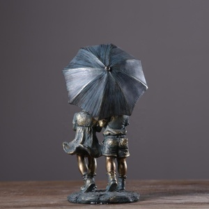 Estatua de Resina de Niños con Estilo Bronce Antiguo, Figura de Niño y Niña con Sombrilla, Fabricada a Medida - Product Image 2