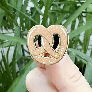 Pin kerah logam paduan olahraga Anime Kpop Enamel ukuran desain kustom untuk hadiah