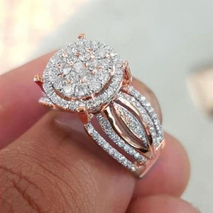 Anello stellato per donna, design scintillante completamente intarsiato, gioielli eleganti e alla moda - Product Image 1