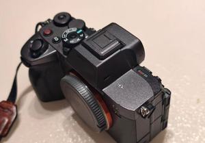Appareil photo hybride Sony A7R5 d'occasion, boîtier 61MP plein format, stabilisation 5 axes, vidéo 8K, bon état, prêt à être expédié - Product Image 3