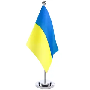 Bandiera da tavolo in poliestere con bandiera da scrivania ucraina di alta qualità all'ingrosso con supporto in acciaio inossidabile