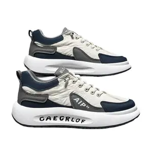 La fábrica vende zapatillas de correr informales de suela gruesa para hombre con logotipo personalizado - Product Image 1