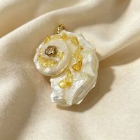Pendentif en coquille de conque en pierre de cristal naturel irrégulier avec incrustation de zircone cubique ronde, bijoux faits à la main
