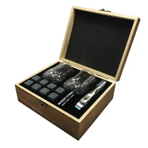 Produttore Set regalo di pietre di whisky, 2 bicchieri di cristallo, 8 rocce agghiaccianti, pinze per il ghiaccio, borsa di velluto in elegante scatola di legno