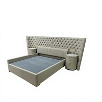 Cadre de lit moderne de luxe royal européen en cuir capitonné beige, rembourré et durable, pour salon avec table de chevet
