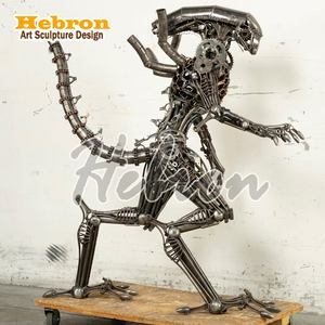 Scultura d'Arte in Metallo Personalizzata di Alieno e Predator, Bestia Tirannosa Preistorica a Grandezza Naturale, Ornamento Moderno per Interni - Product Image 5