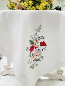 Nappe carrée en coton blanc faite à la main avec ourlet festonné et fleurs colorées brodées, lavable, pour la maison/l'hôtel/le restaurant - Product Image 2