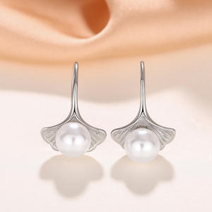 Orecchini Pendenti con Perle Coltivate in Oro Bianco, Argento 925, Design Minimalista a Forma di Pianta con Incastonatura a Castone, per Uso Quotidiano Femminile - Product Image 4