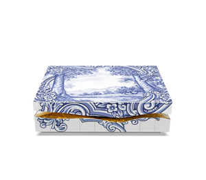 Table basse carrée personnalisée en carreaux de chinoiserie bleus et blancs, design sculptural à motifs fendus avec intérieur en laiton martelé, villa de luxe - Product Image 5