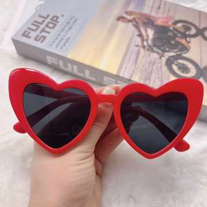 Lunettes de soleil tendance transfrontalières en forme de cœur pêche, adorées en Europe et aux États-Unis, pour femmes, idéales pour les soirées. - Product Image 5