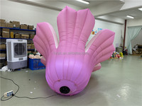 Ballon gonflable à fleurs de lys pour la décoration d'événements.