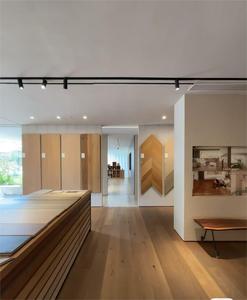 Plancher <span class=keywords><strong>en</strong></span> <span class=keywords><strong>bois</strong></span> massif <span class=keywords><strong>en</strong></span> chêne grainé, plinthes assorties pour salon, entrepôt, usage extérieur, installation par clic - Product Image 6
