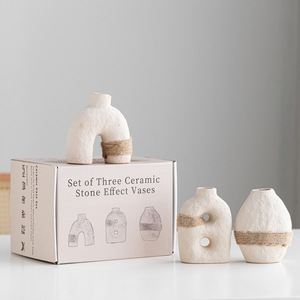 Ensemble de trois petits vases populaires en céramique artisanale, style nordique Xiaohongshu, 100% faits <span class=keywords><strong>à</strong></span> la main, non émaillés, avec sangles, pour intérieur - Product Image 1