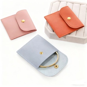 Pochette en cuir PU personnalisée 8x8cm pour bijoux, vente en gros, noire, pour bagues, bracelets, colliers, avec bouton-pression et gaufrage - Product Image 1