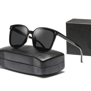 Nouvelles Lunettes de Soleil Polarisées Tendance Monture Carrée Rétro Unisexe en Plastique Noir Protection UV400 Type 3 Verres PC 002 - Product Image 1
