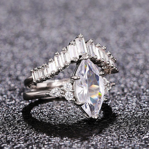 Set di Anelli a Doppio Strato con Corona a V e Zirconi Marquise per Donne, Gioielli Scintillanti alla Moda - Product Image 4