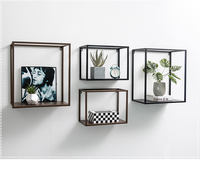 Modernes dekoratives Set von 4 Black Metal Square Frame Shadow Boxes Würfel schwimmende Regale