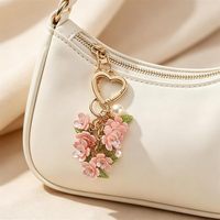 Porte-clés en alliage de zinc noble avec grappe de fleurs, breloques feuille et perle, pendentif de sac à crochet à ressort en forme de cœur pour femme, accessoire élégant pour le quotidien