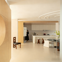 Grandes portes d'armoires de cuisine en bois massif de luxe français, dorées à la main, sur mesure pour toute la maison