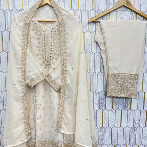 Ensemble de vêtements ethniques indiens de la marque Royal, richement brodé et orné de bordures design, disponible en plusieurs teintes, pour femmes, style traditionnel. - Product Image 1