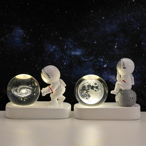 Astronauta resina artesanía luces escritorio noche lámpara bola de cristal 2024 decoración conjunto suministros San Valentín regalo para madres - Product Image 3