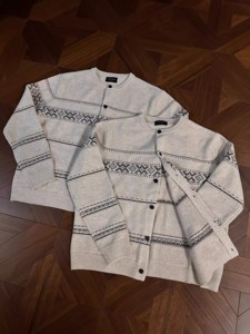 Cardigan en tricot jacquard Fair Isle rétro tendance, manteau col rond doux et <span class=keywords><strong>chaud</strong></span> de style décontracté pour couples, idéal pour l'automne et l'hiver - Product Image 4