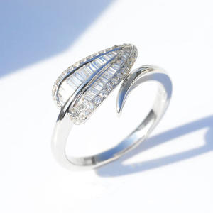 Anello da cocktail geometrico Q741 da donna con diamante taglio smeraldo e incastonatura a canale, anelli di fidanzamento alla moda - Product Image 2