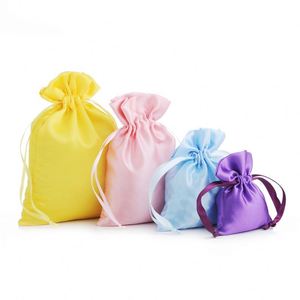 Petite pochette à bijoux en satin 8x10cm, sac cadeau recyclable noir avec cordon de serrage pour Noël, mariages - Product Image 1