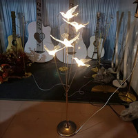Lumière debout moderne scène de fête mariage passerelle de charge routière créative suspendue papillon acrylique LED lampadaire